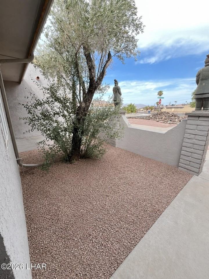 90 Mariposa Dr #102 - Photo 2 of 18