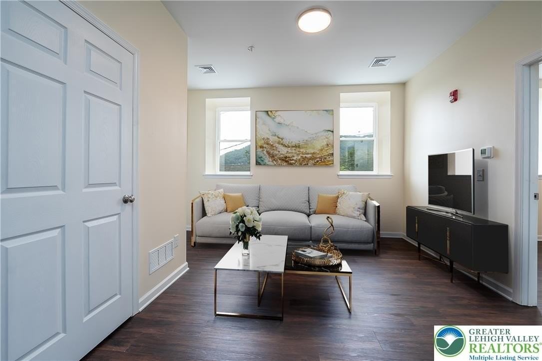 418 W Race St #7 - Photo 2 of 11