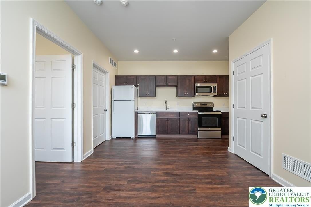 418 W Race St #7 - Photo 3 of 11