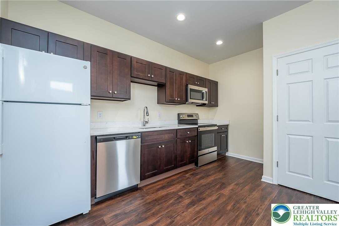 418 W Race St #7 - Photo 4 of 11