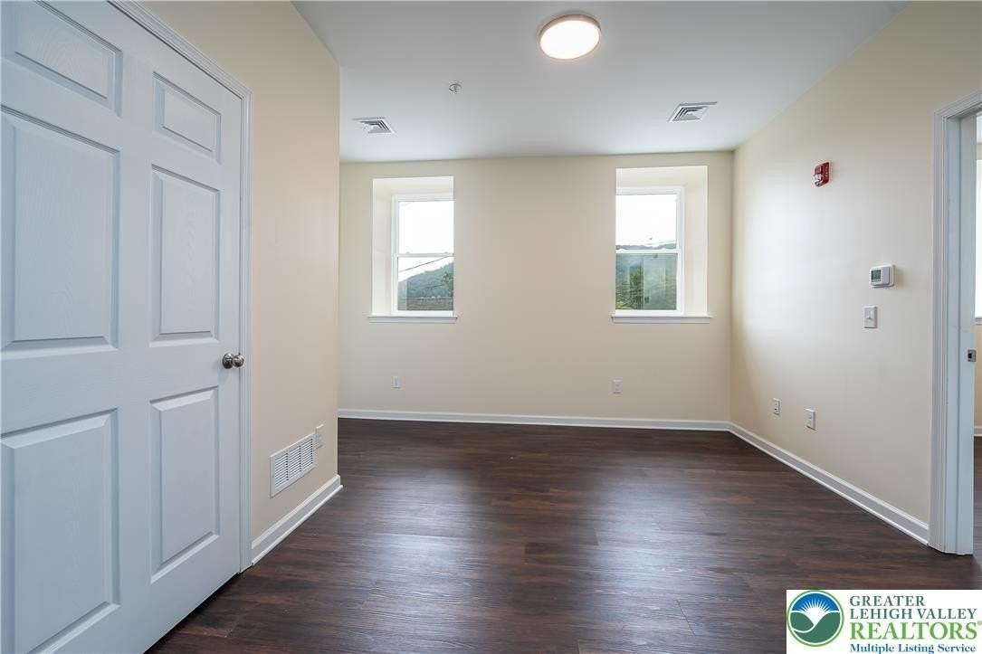 418 W Race St #7 - Photo 5 of 11