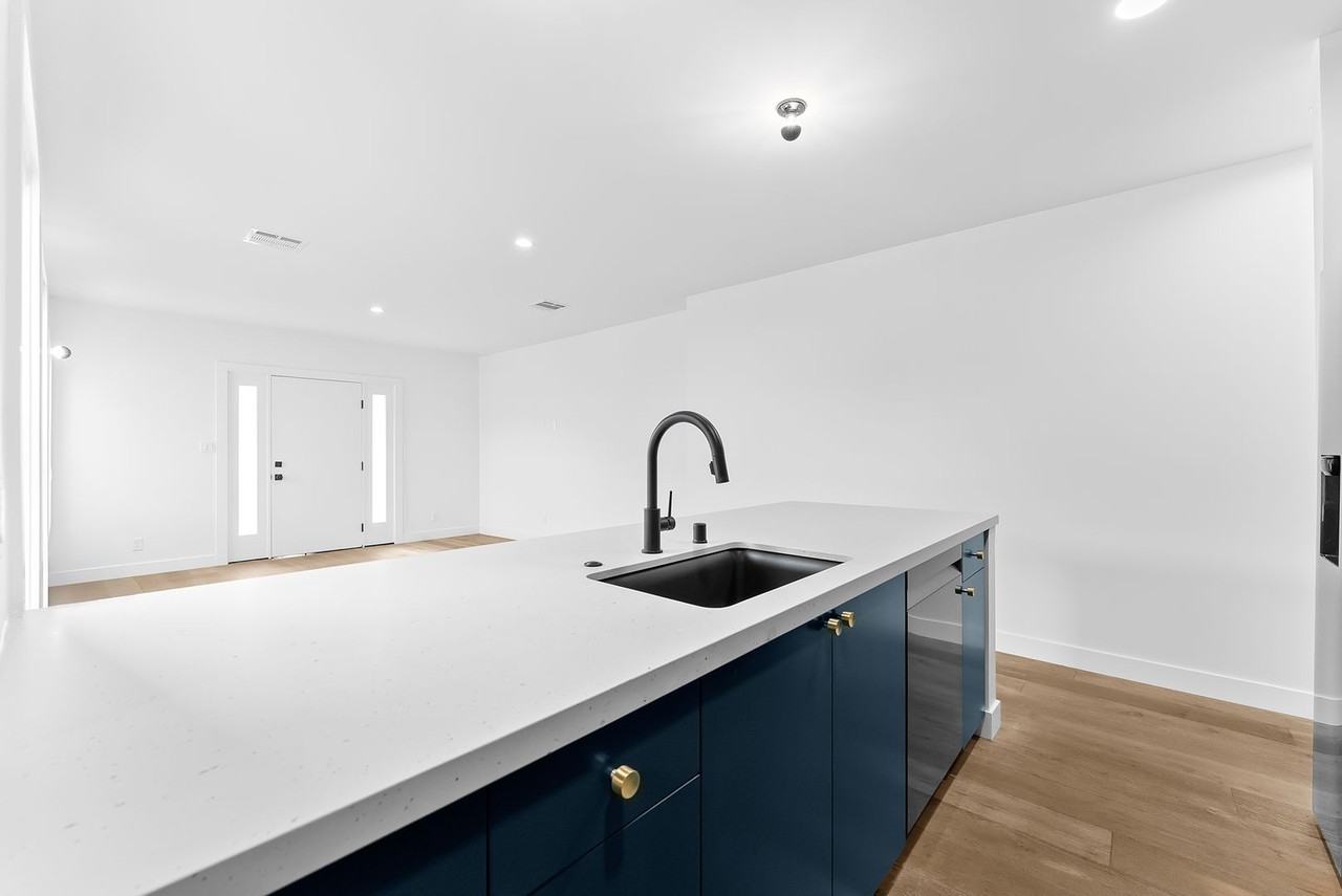 3377 Eagle Rock Blvd - Photo 4 of 17