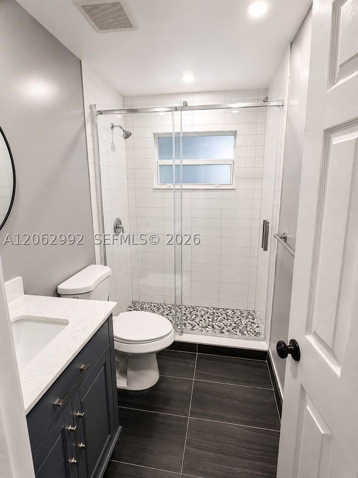 5716 Nw 70th Ter - Photo 7 of 37