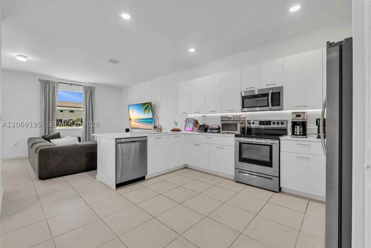 12613 Nw 23rd Pl #0 - Photo 4 of 50