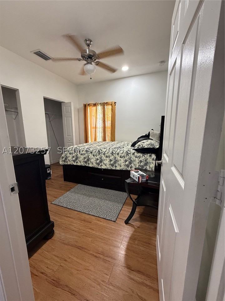 534 18th St - Photo 4 of 5