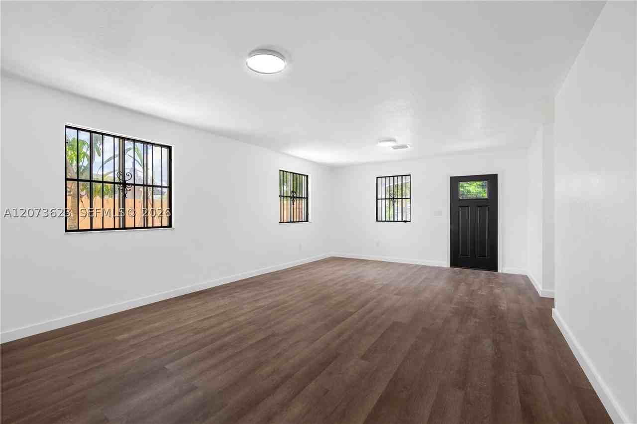 10204 Sw 173rd St - Photo 4 of 16