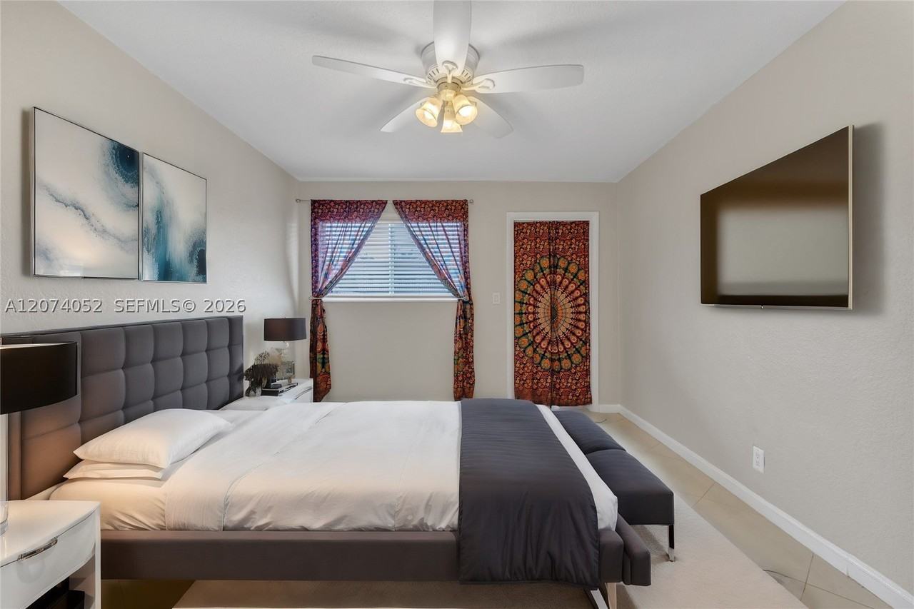 2175 Ne 56th St #103 - Photo 4 of 34