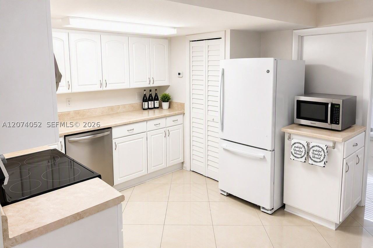 2175 Ne 56th St #103 - Photo 6 of 34