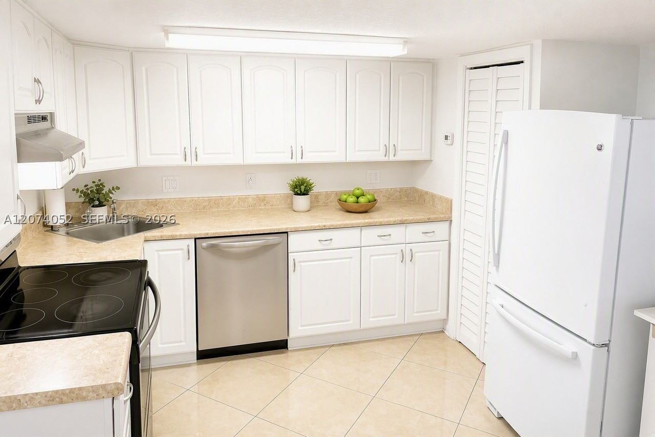 2175 Ne 56th St #103 - Photo 7 of 34