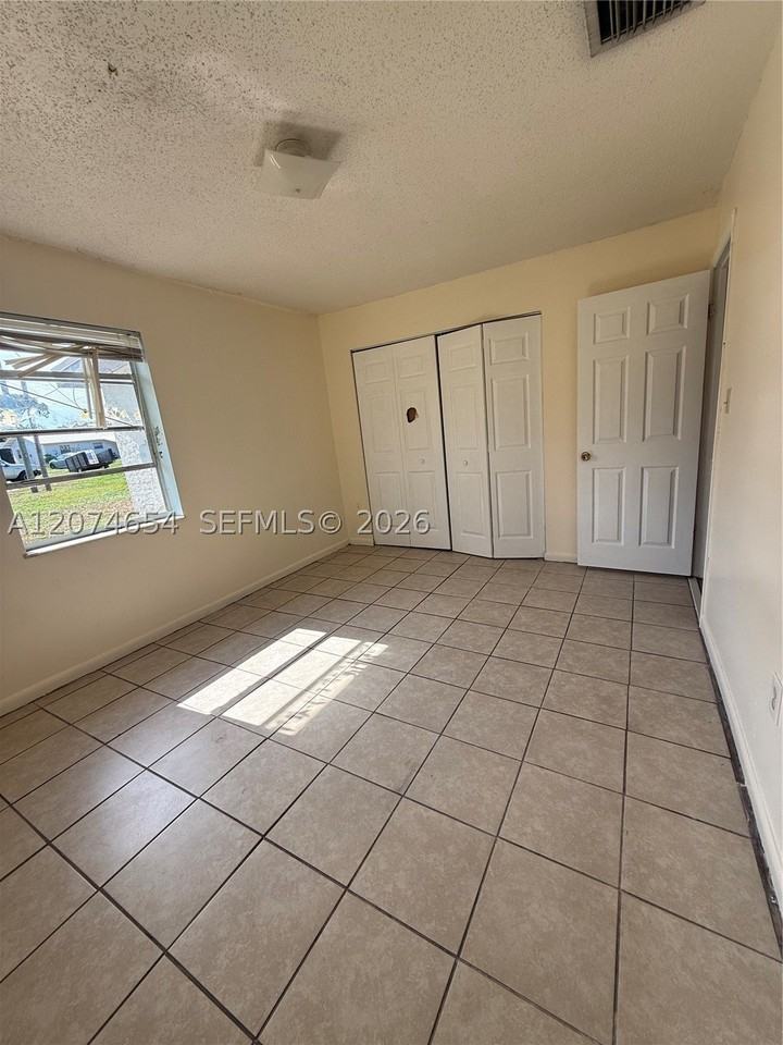2679 Niagara Ave - Photo 2 of 7