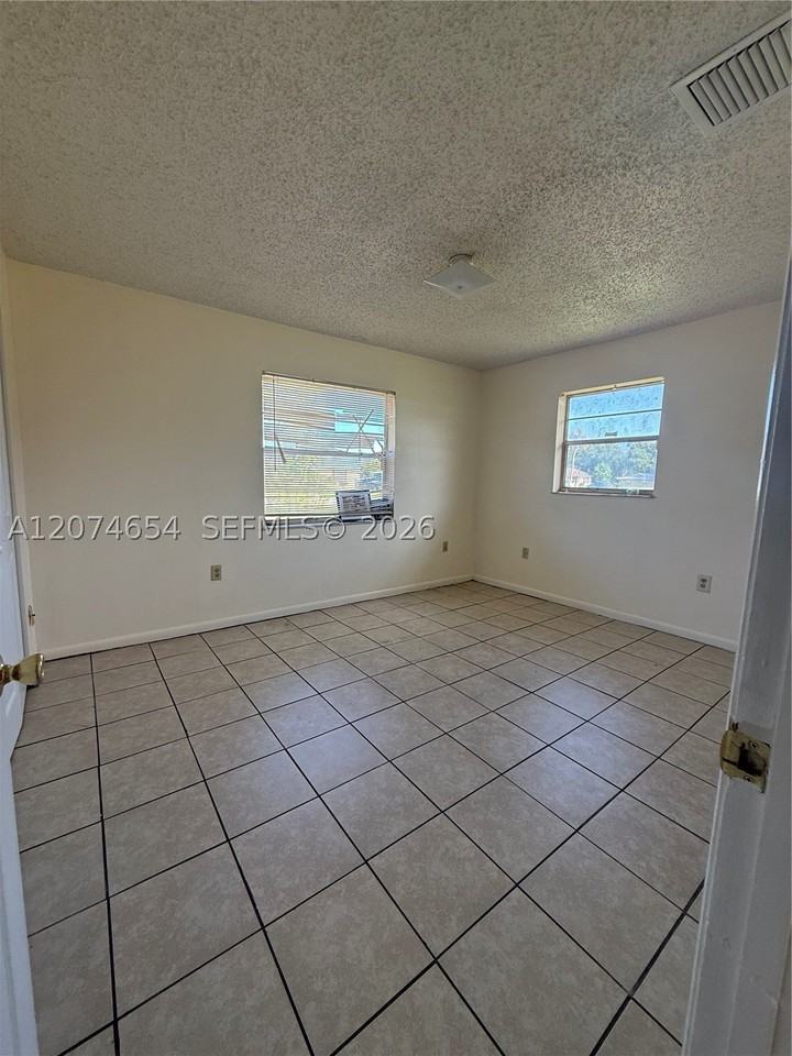 2679 Niagara Ave - Photo 4 of 7
