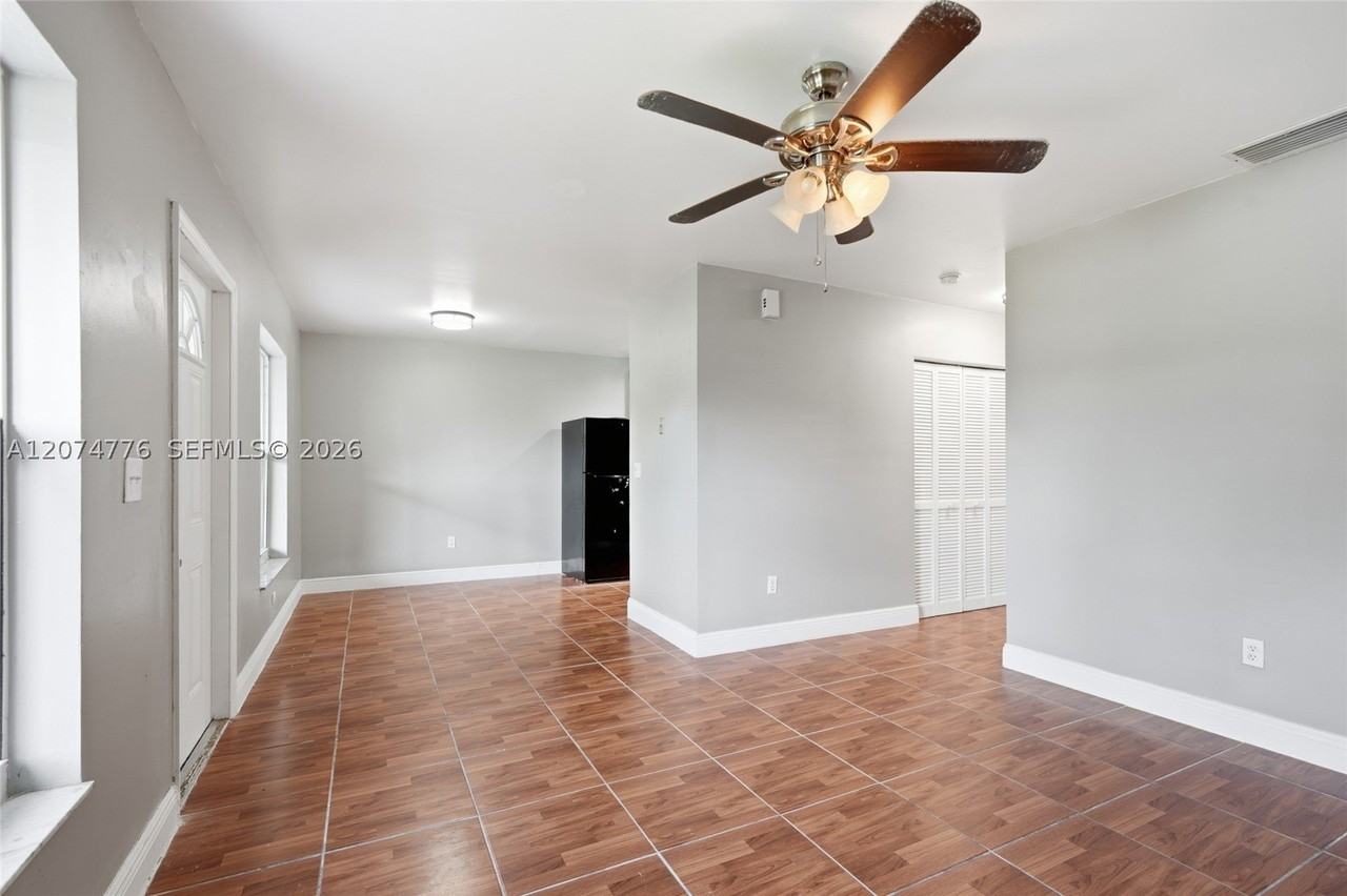 879 Sw 10th St #0 - Photo 4 of 30