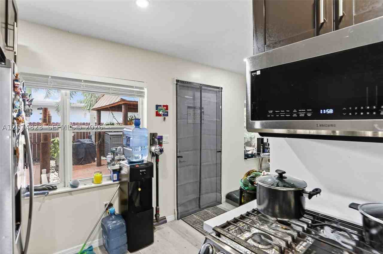 920 Sw 30th St #3 - Photo 5 of 33