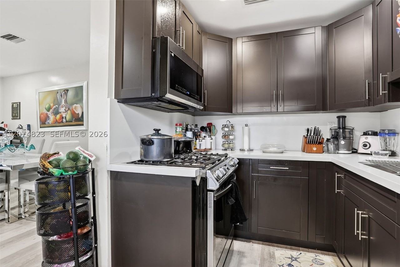 920 Sw 30th St #3 - Photo 6 of 33