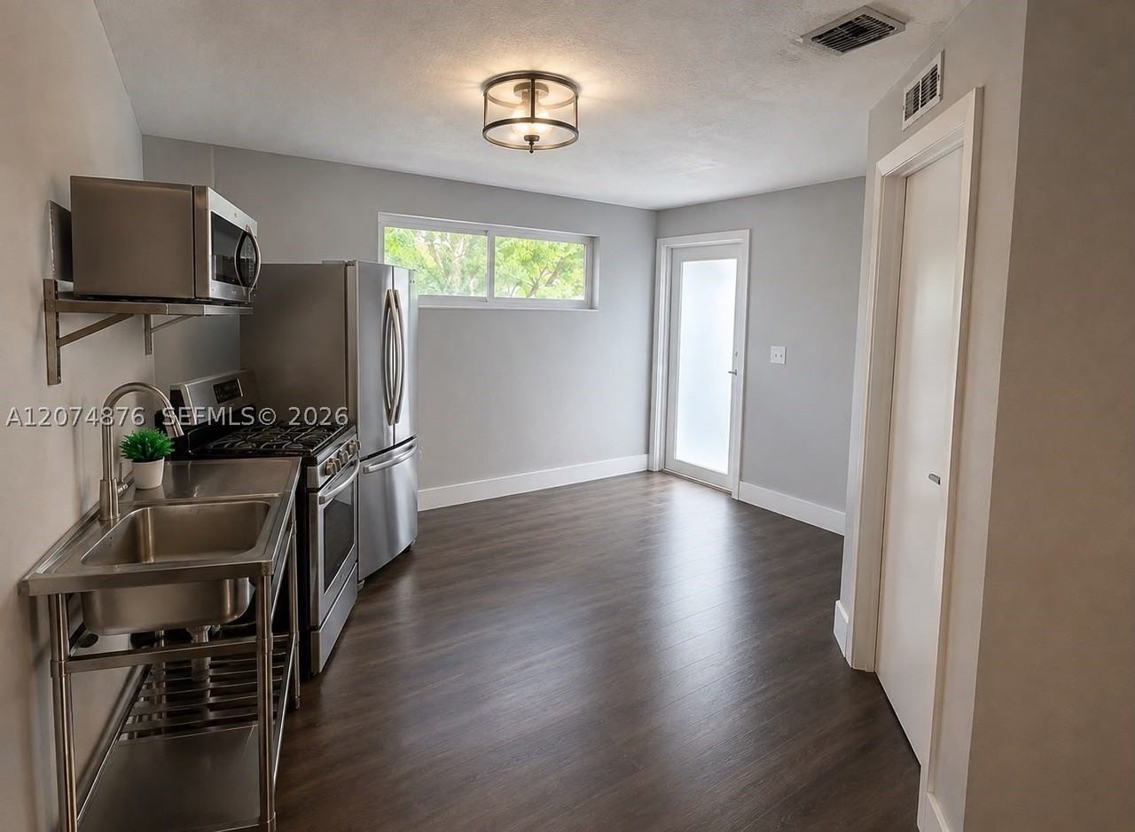 586 Nw 48th St #1 - Photo 3 of 8