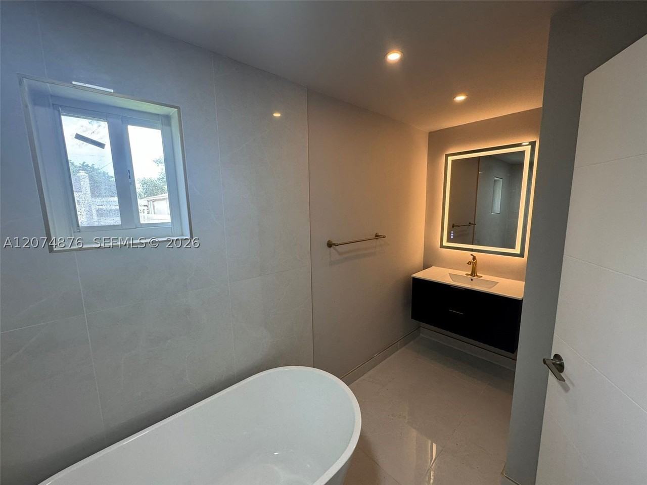 586 Nw 48th St #1 - Photo 5 of 8