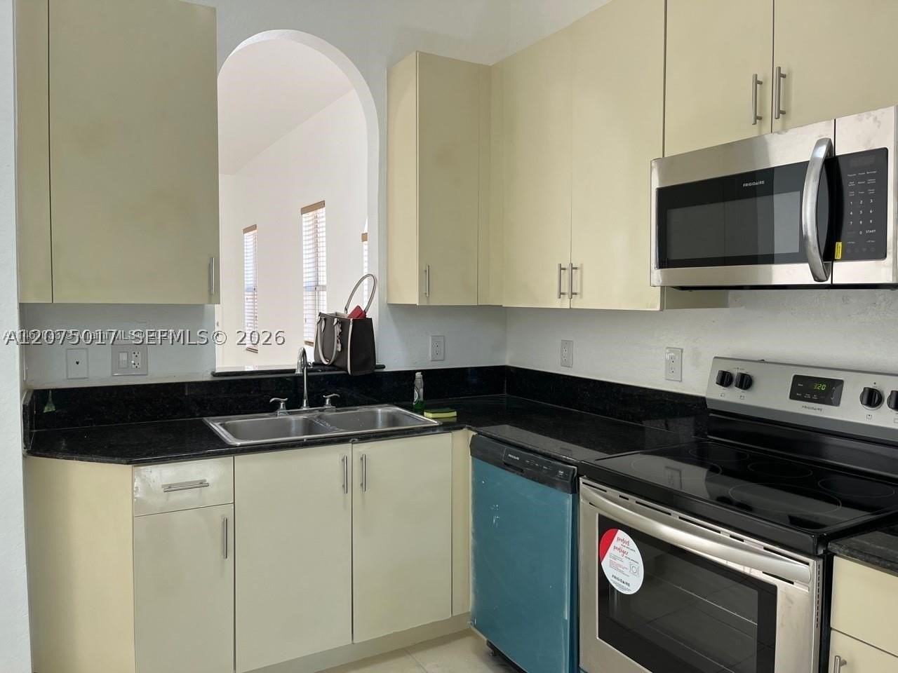 2315 Ne 37th Rd - Photo 4 of 24
