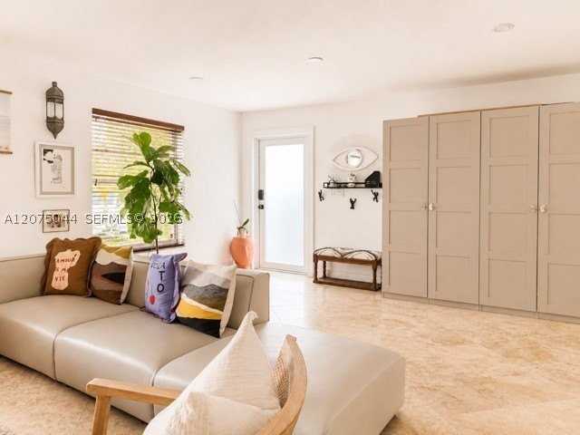 1720 Sw 4th St #1720 - Photo 4 of 19