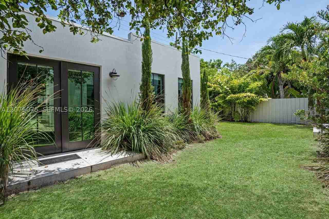 1424 Sw 11th St - Photo 2 of 26