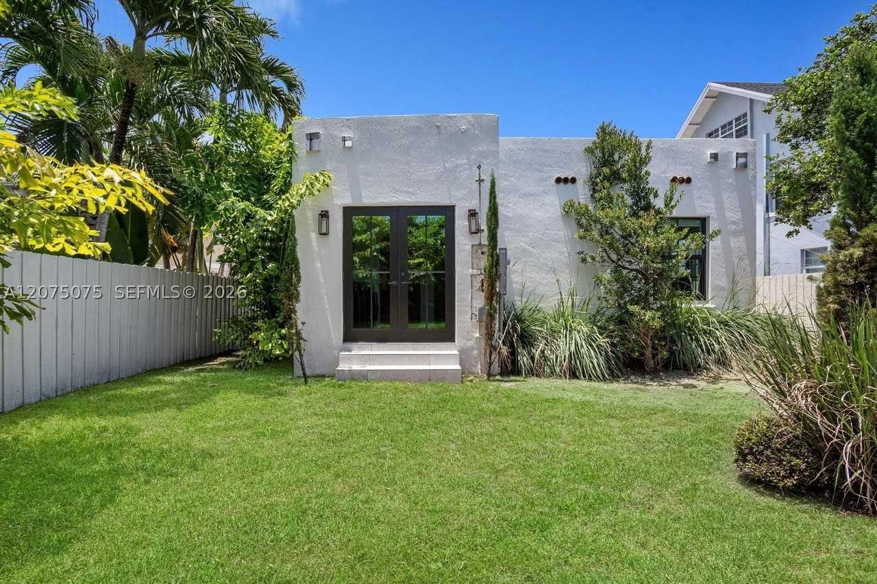 1424 Sw 11th St - Photo 5 of 26
