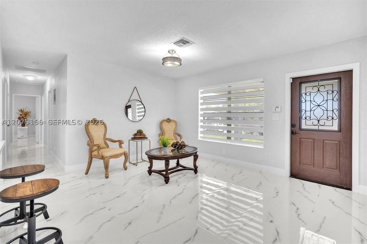 741 Ne 8th St - Photo 5 of 23