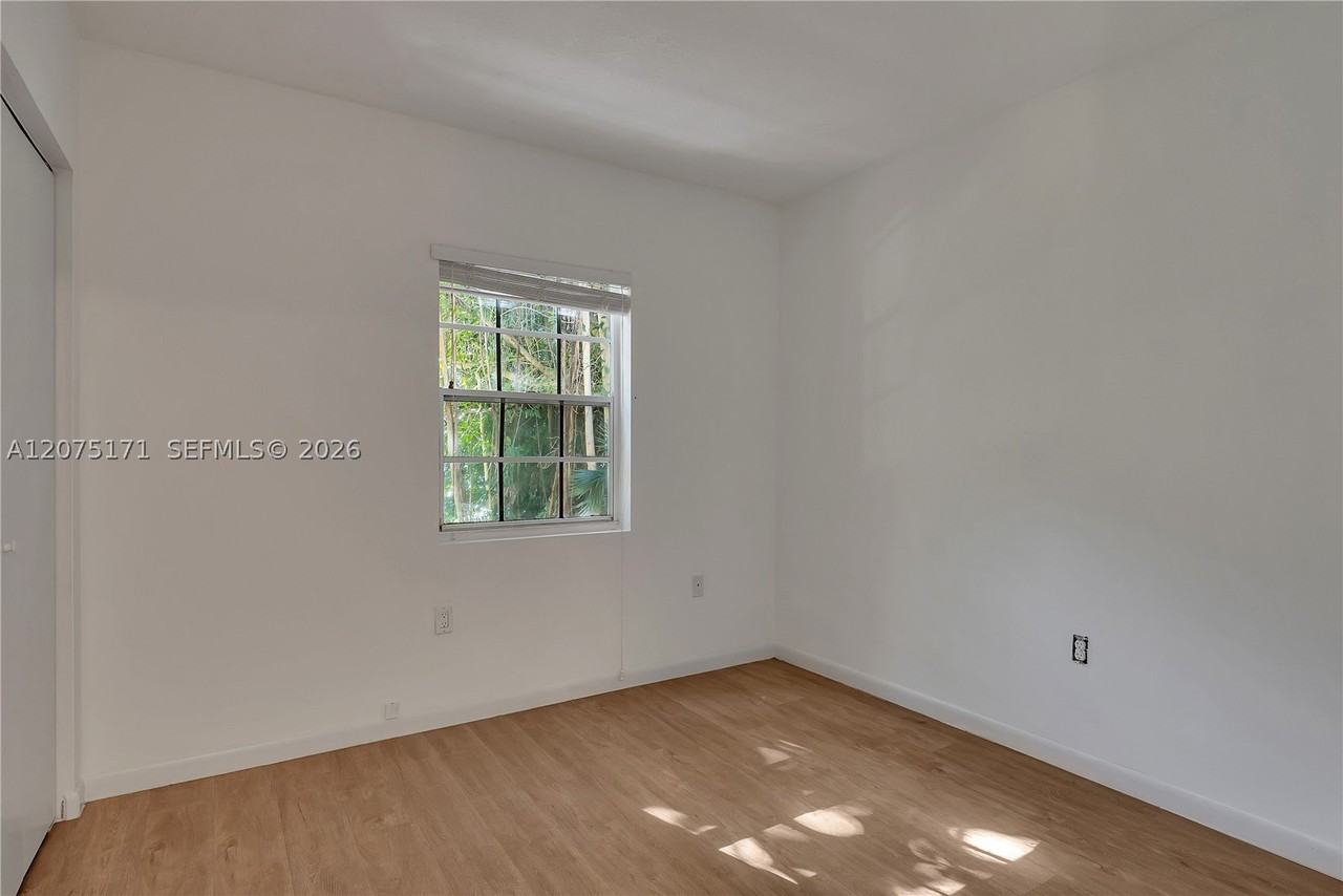 2560 Tigertail Ave #10 - Photo 6 of 7