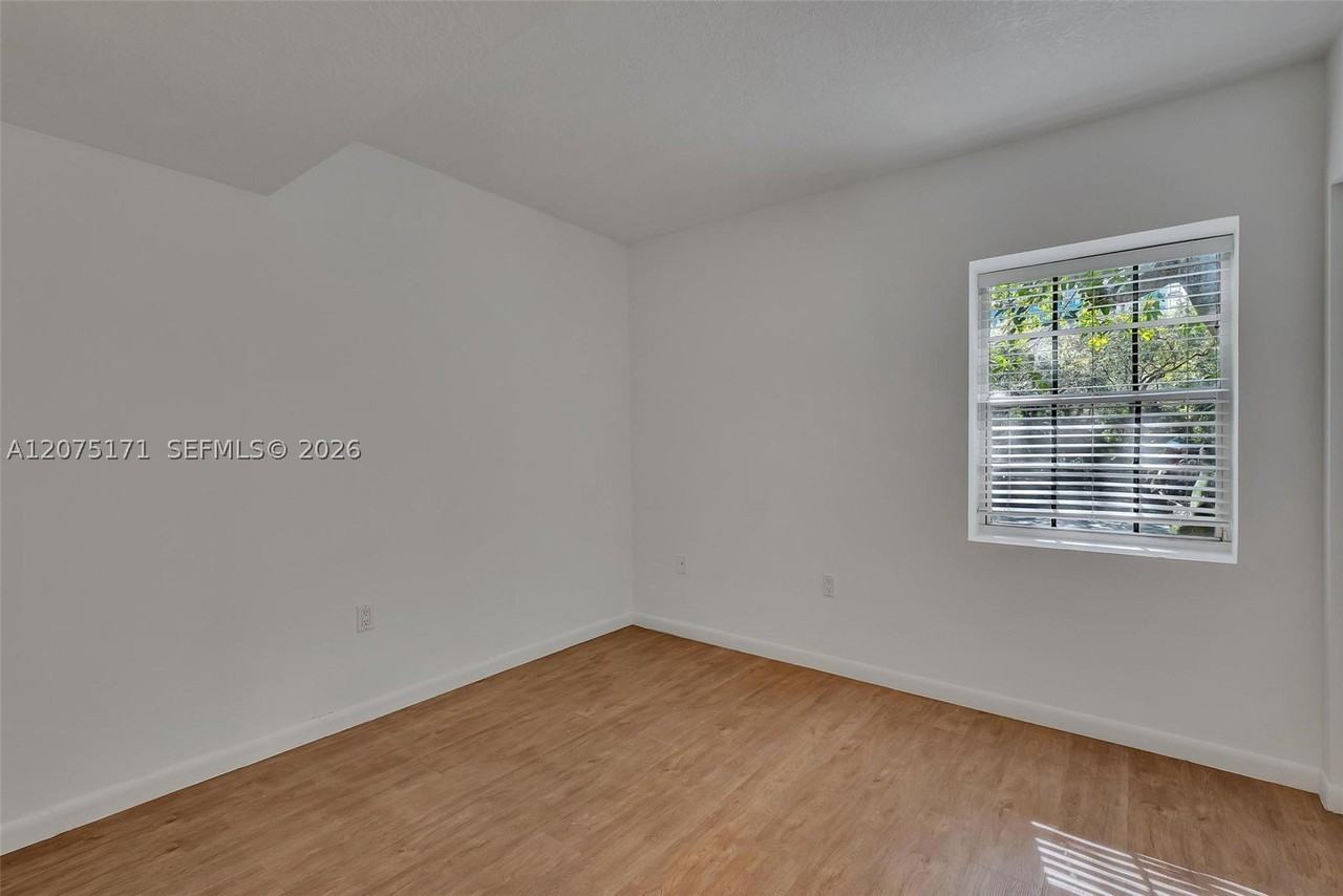 2560 Tigertail Ave #10 - Photo 7 of 7