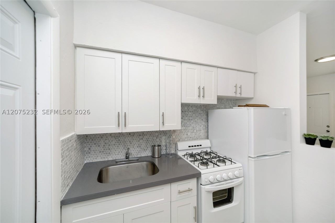 770 Ne 123rd St #20 - Photo 7 of 9