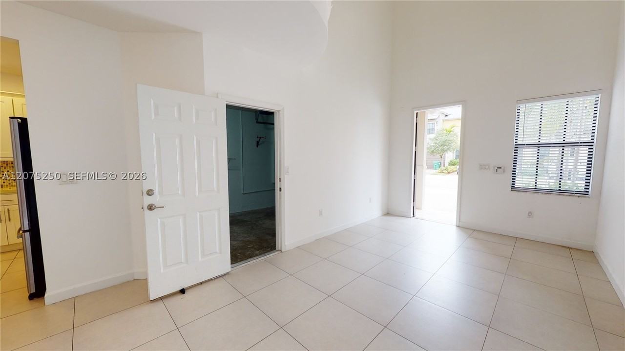 10428 Nw 61st St - Photo 4 of 50