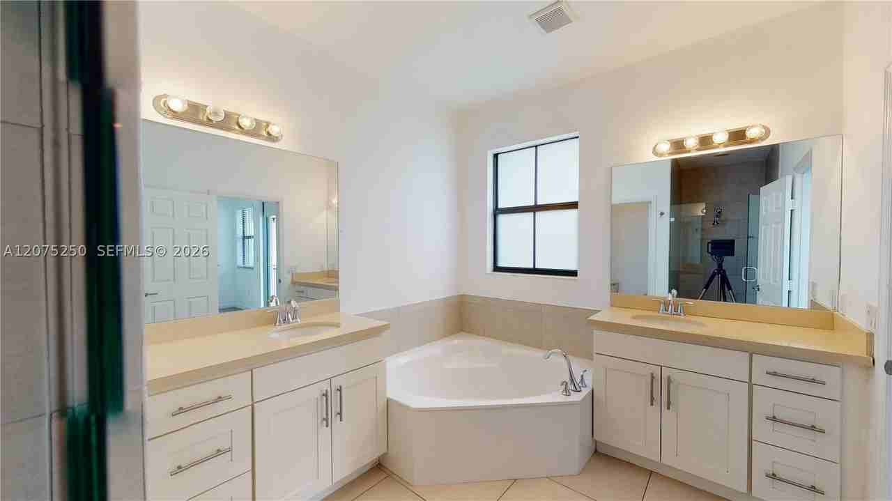 10428 Nw 61st St - Photo 5 of 50