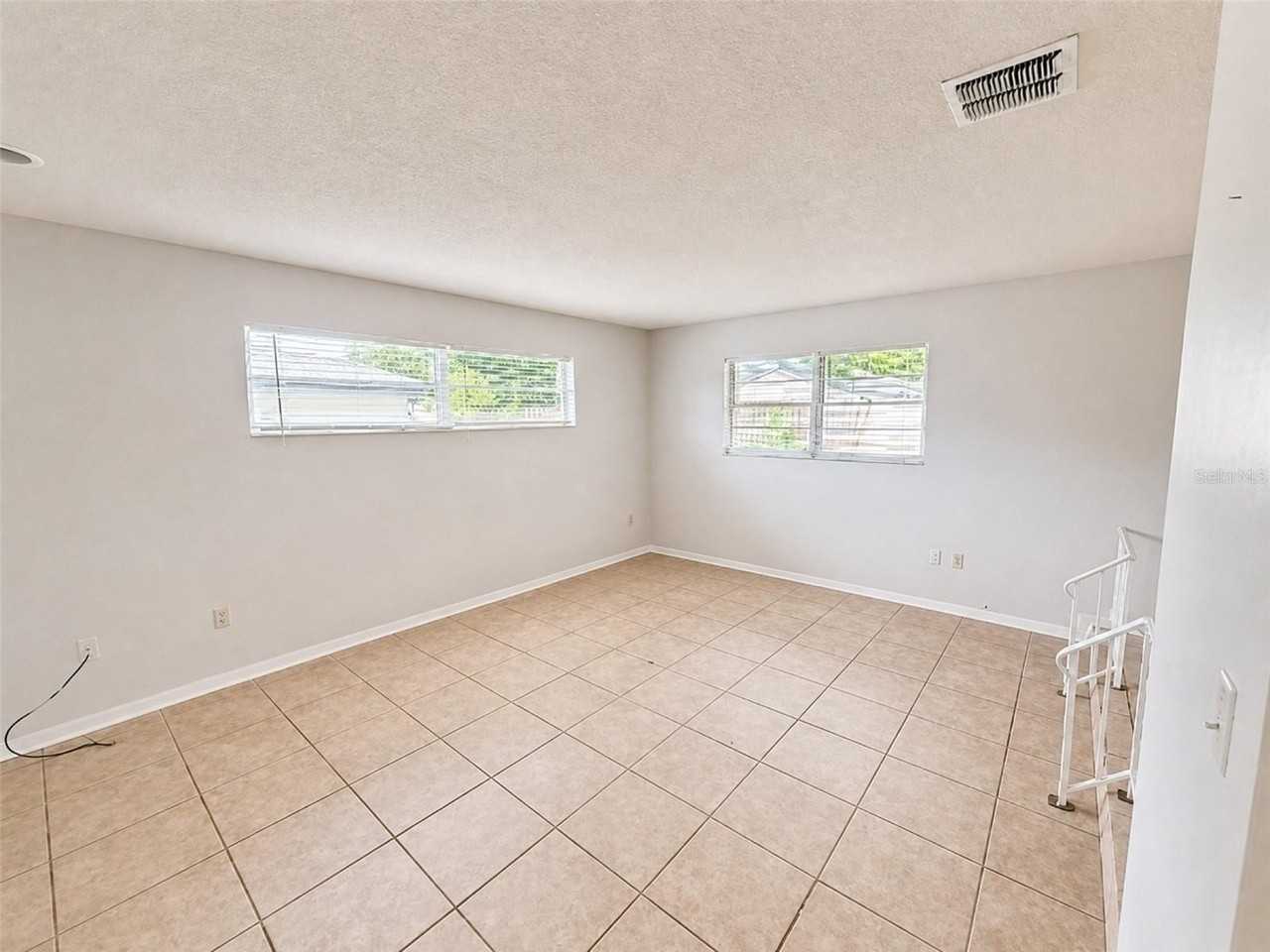 621 Ashberry Ln - Photo 4 of 12