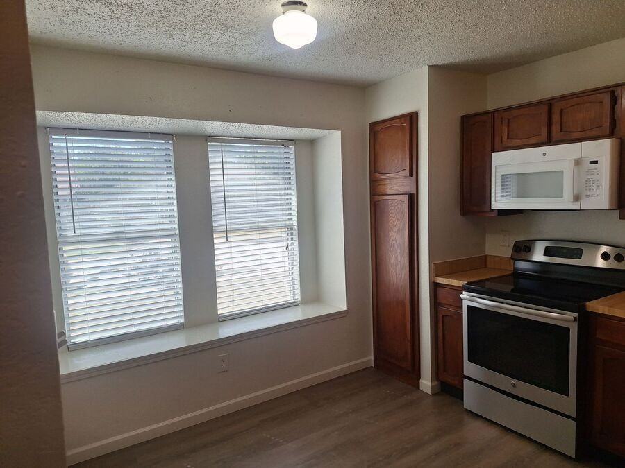 3946 Queens Ct - Photo 3 of 26