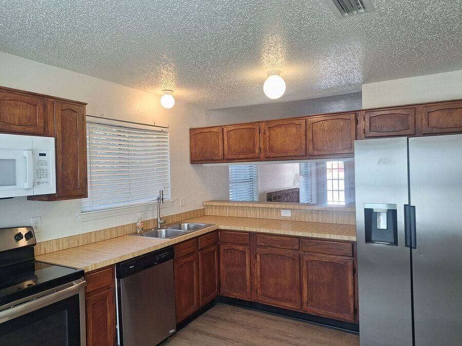 3946 Queens Ct - Photo 4 of 26