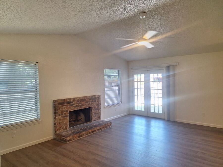 3946 Queens Ct - Photo 5 of 26