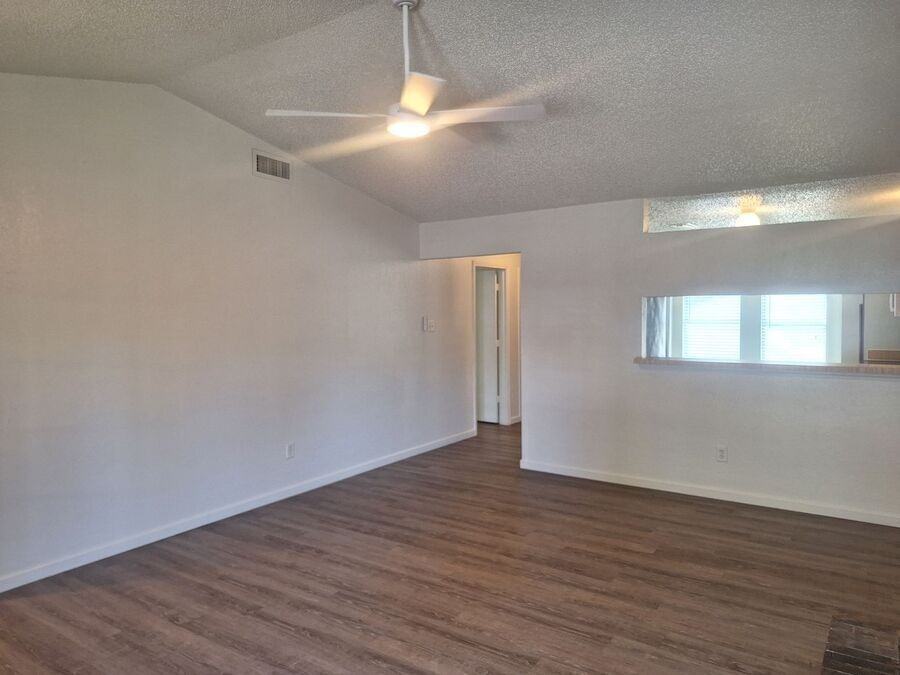 3946 Queens Ct - Photo 7 of 26