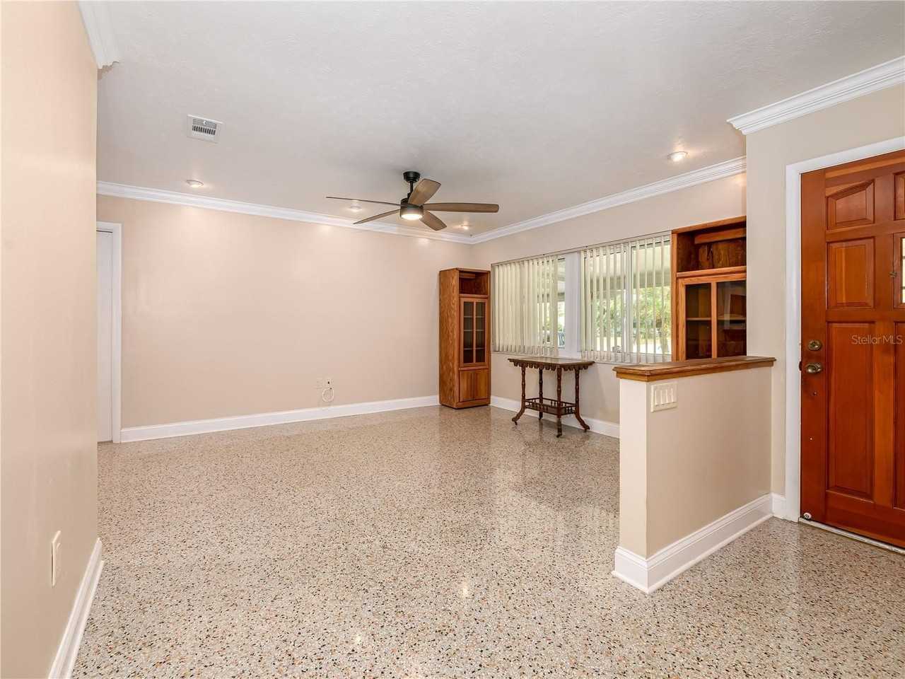907 Hillside Ter - Photo 4 of 35