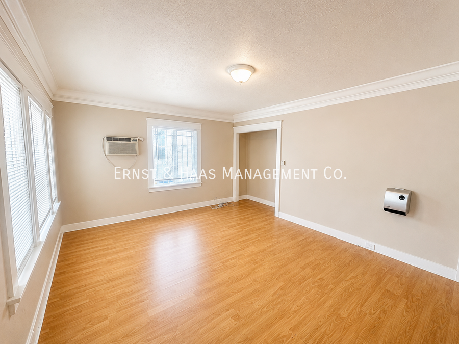 410 E Eagle St - Photo 2 of 13