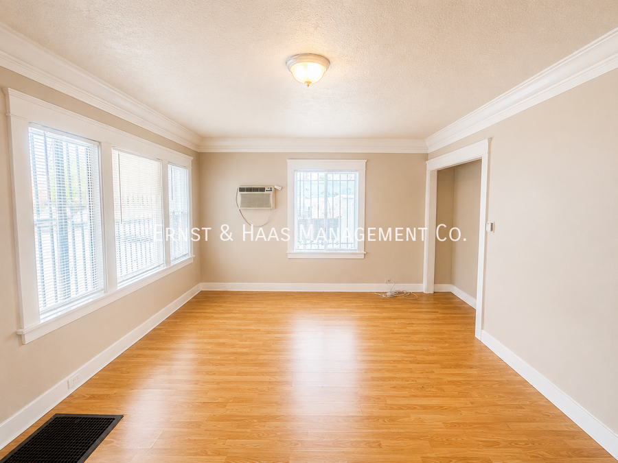 410 E Eagle St - Photo 3 of 13