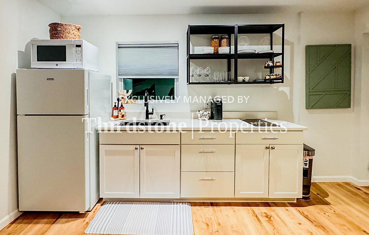 2518 Dellwood Ave #C - Photo 3 of 14