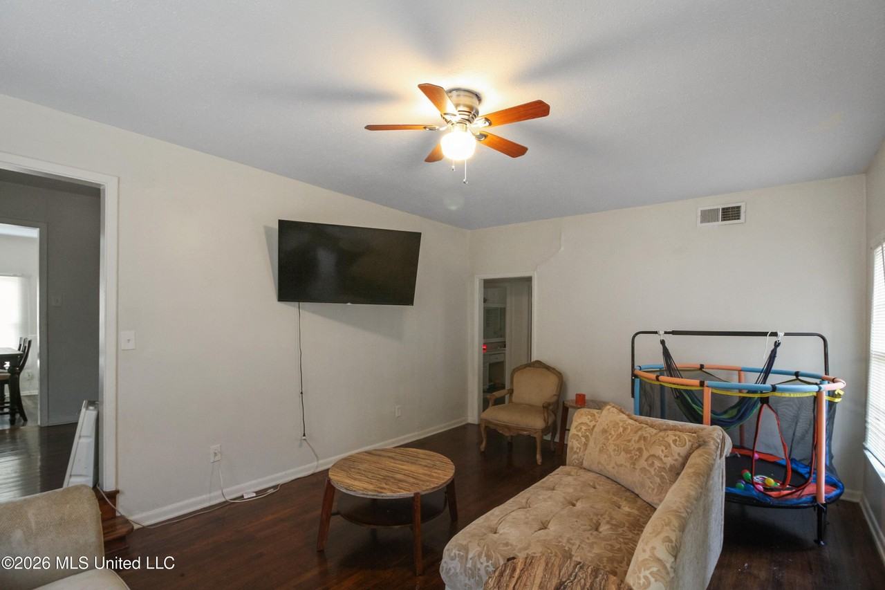 408 Northside Cir - Photo 2 of 15