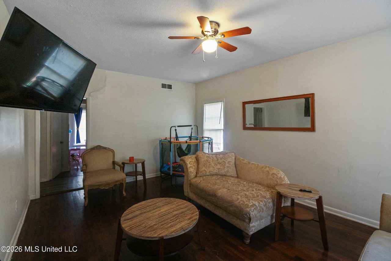 408 Northside Cir - Photo 3 of 15