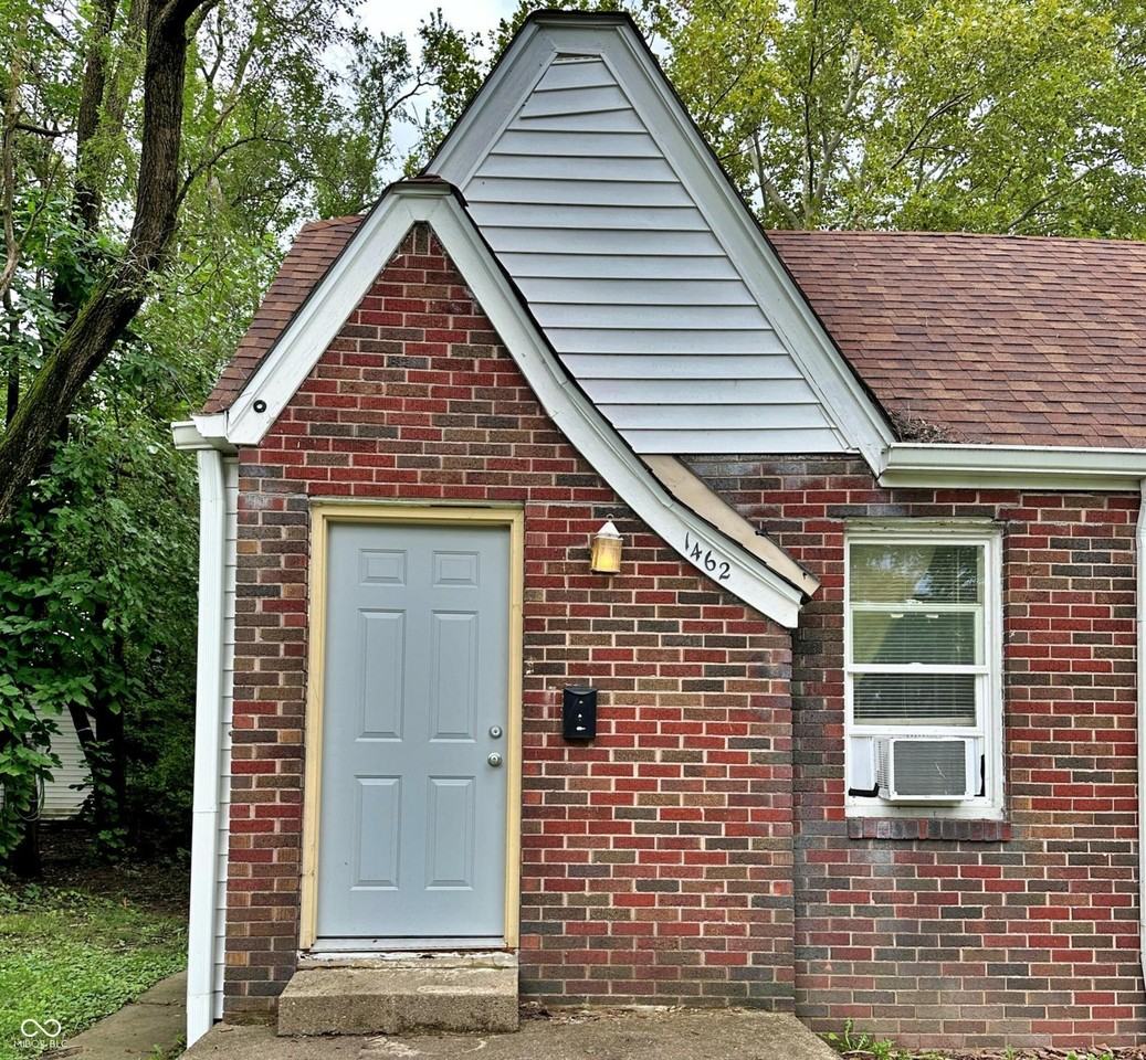1462 N Gladstone Ave - Photo 2 of 15