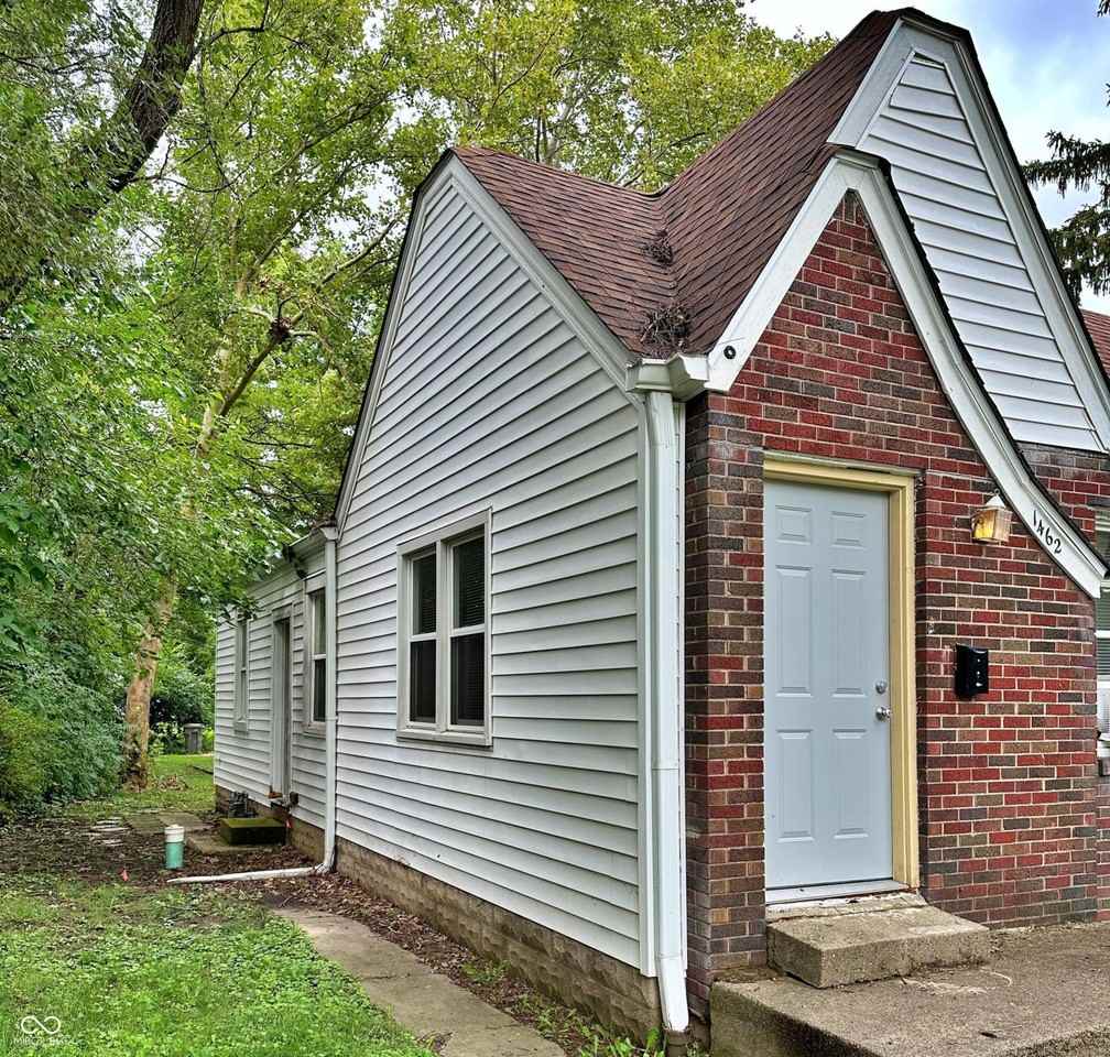 1462 N Gladstone Ave - Photo 3 of 15
