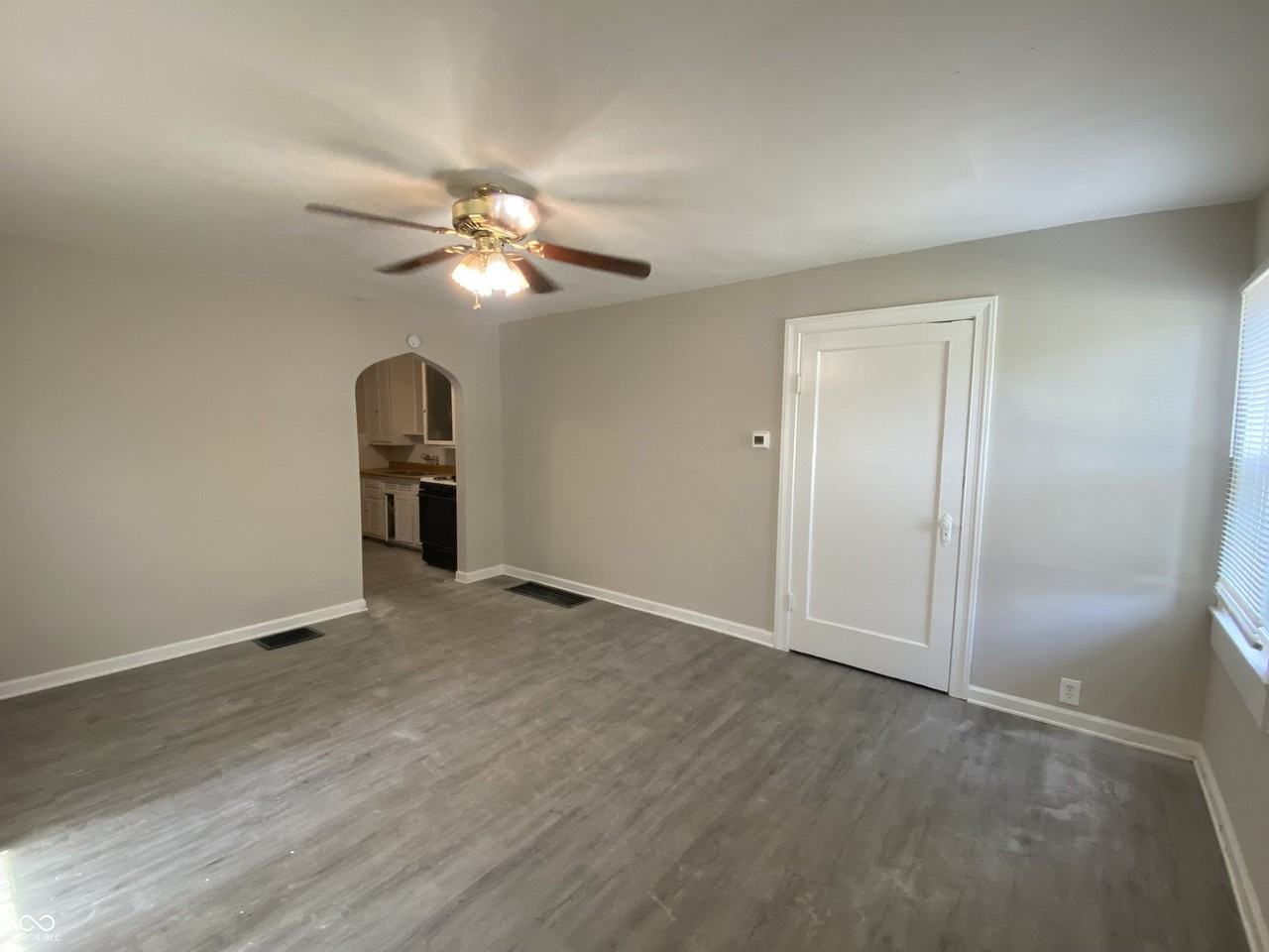 1462 N Gladstone Ave - Photo 4 of 15