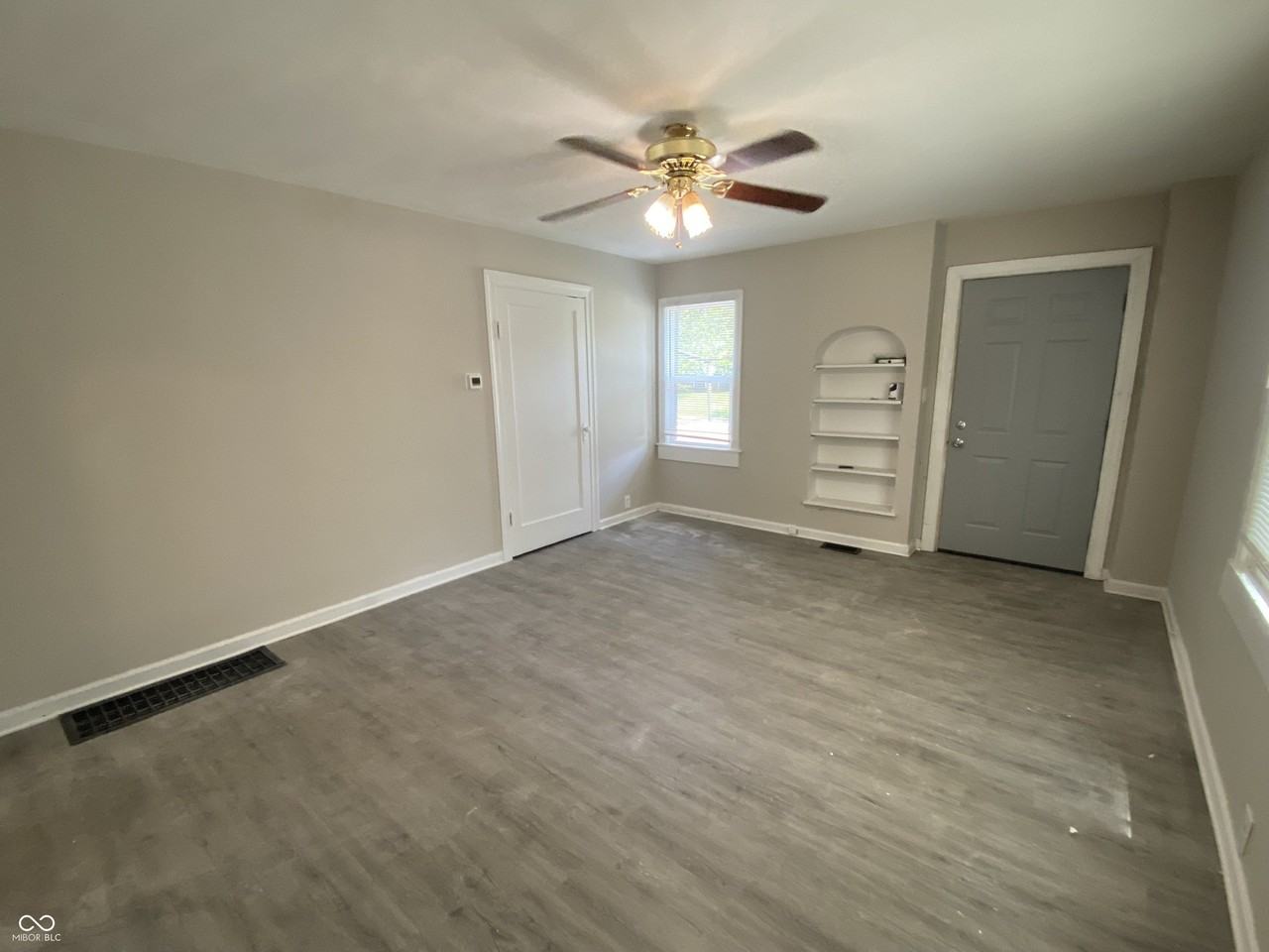 1462 N Gladstone Ave - Photo 5 of 15