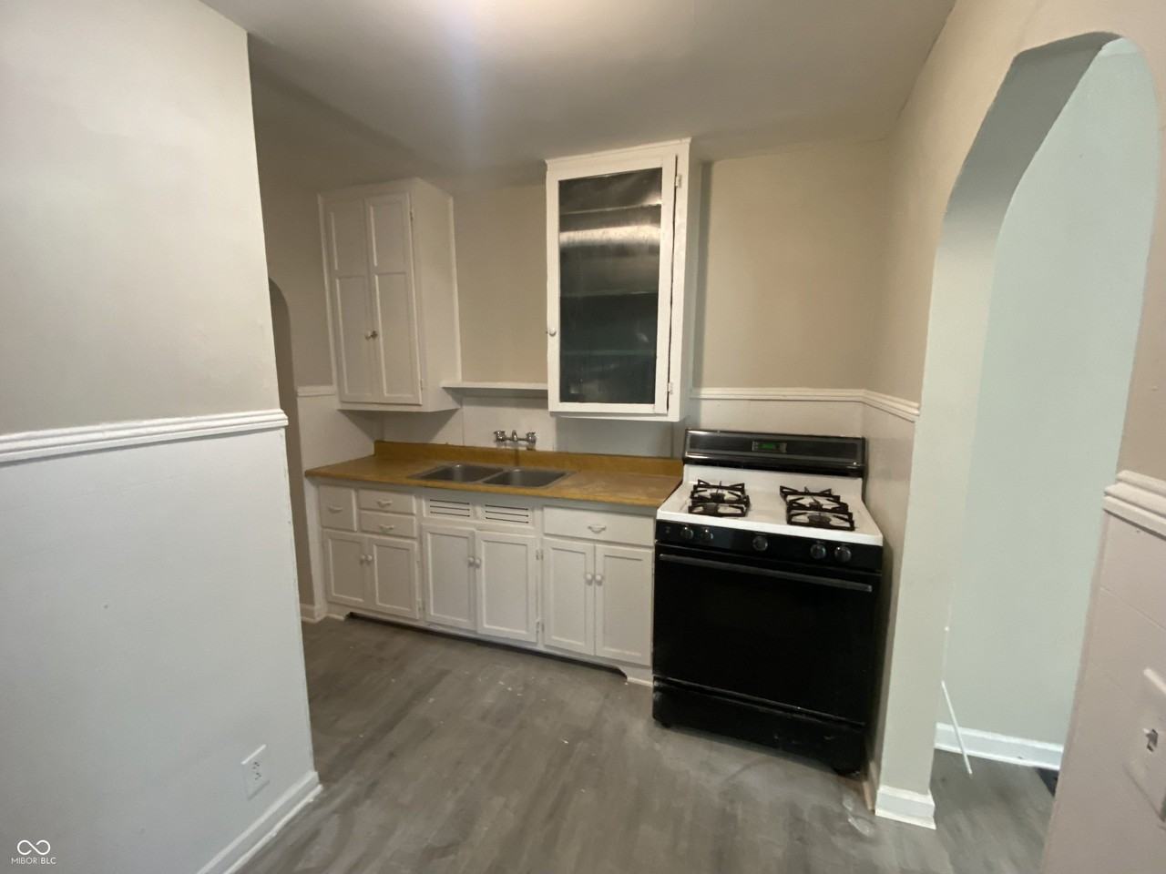 1462 N Gladstone Ave - Photo 7 of 15