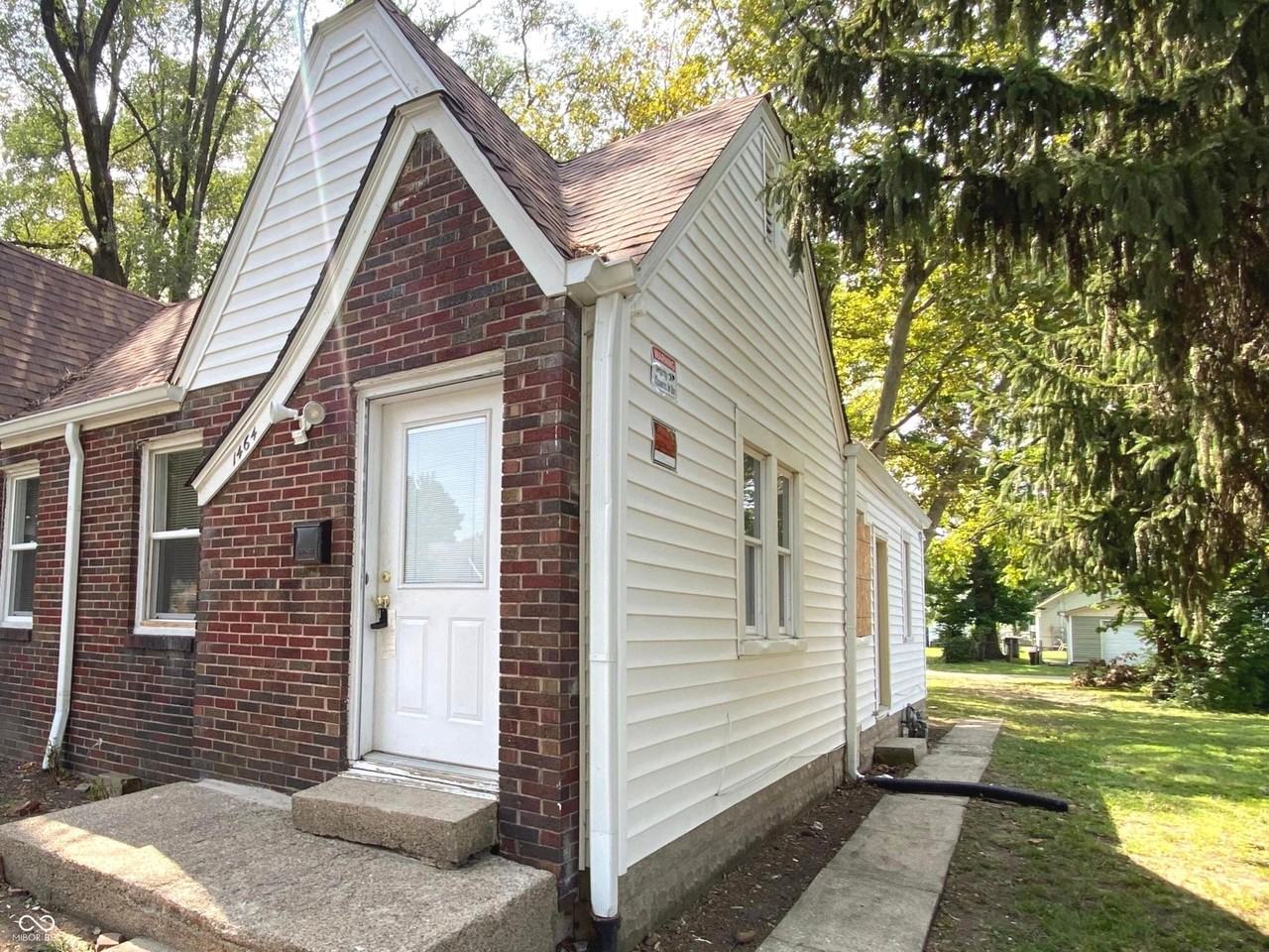 1464 N Gladstone Ave - Photo 2 of 14