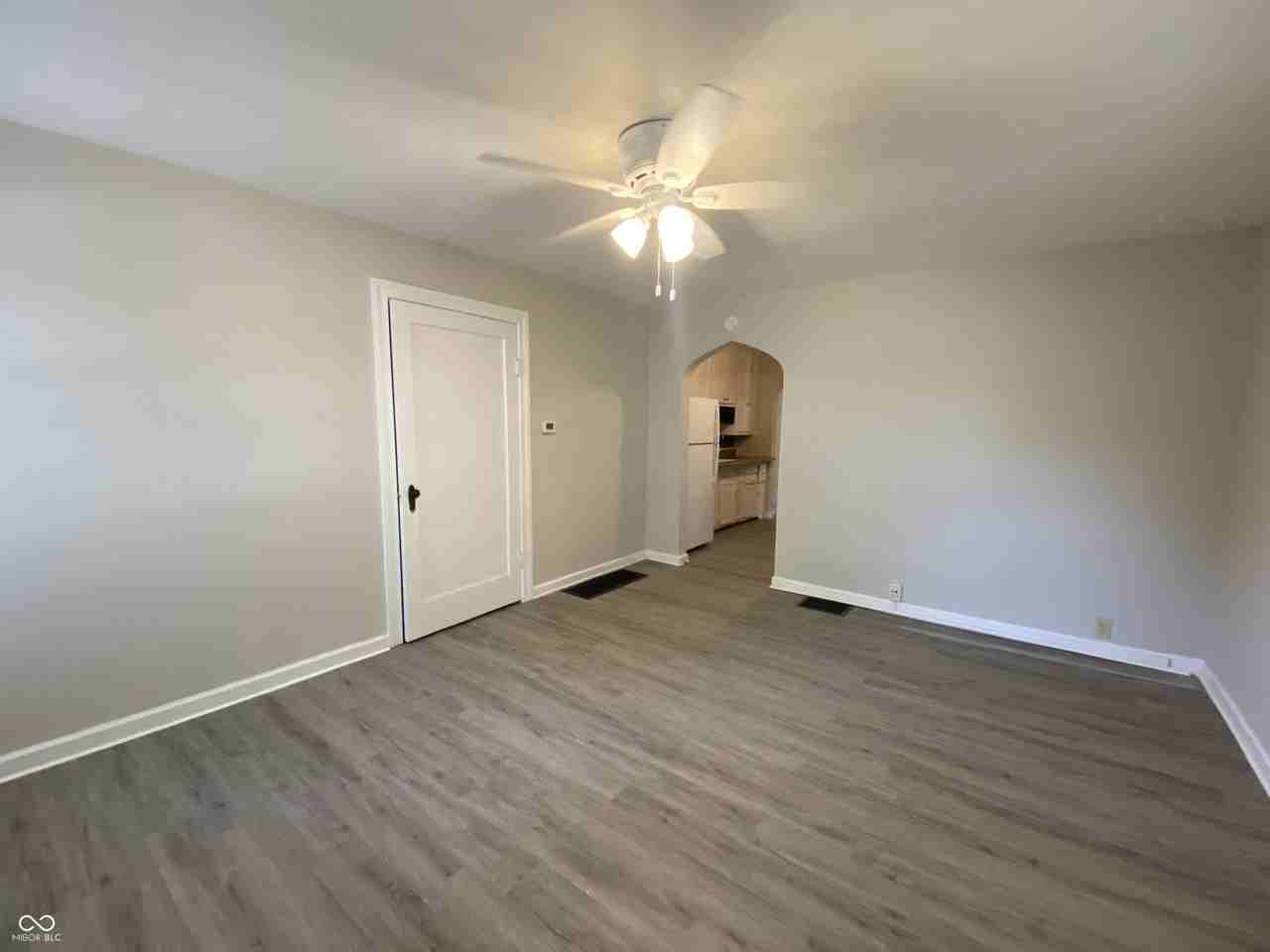 1464 N Gladstone Ave - Photo 3 of 14