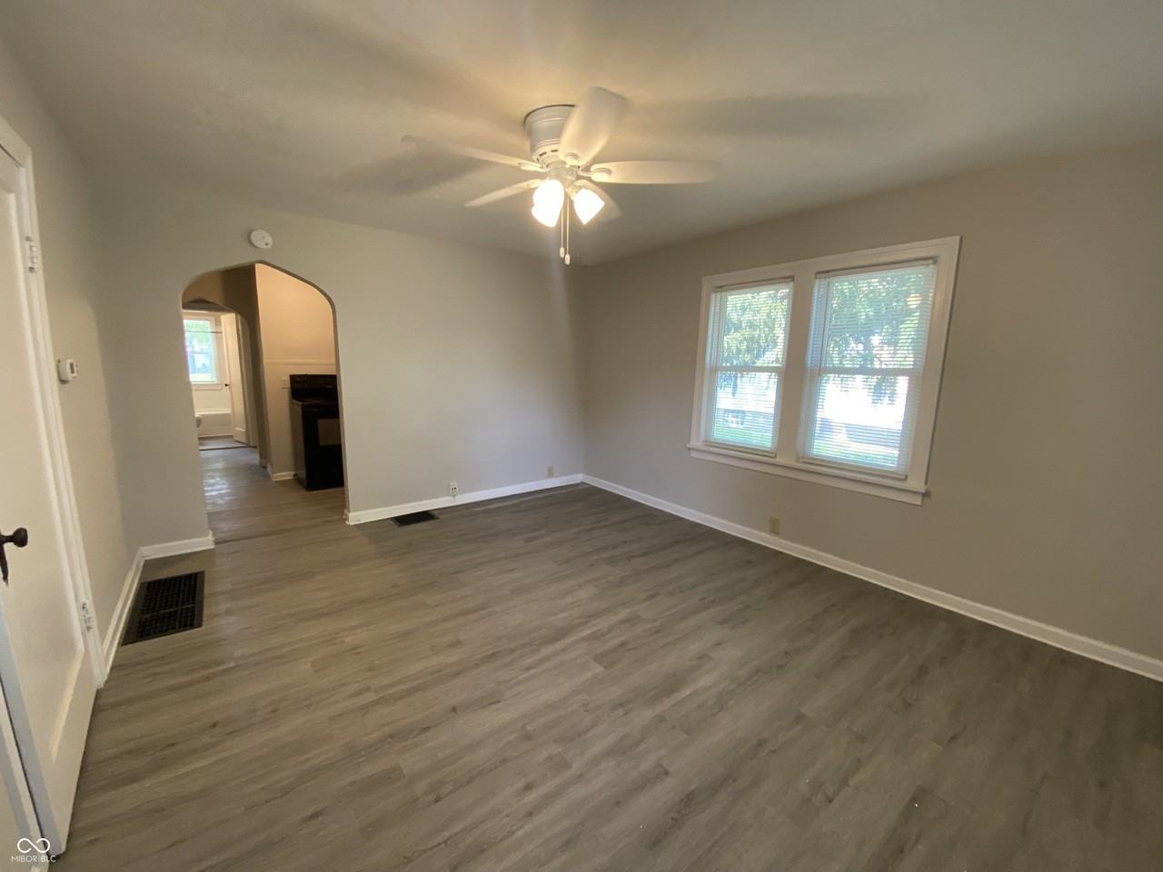 1464 N Gladstone Ave - Photo 4 of 14