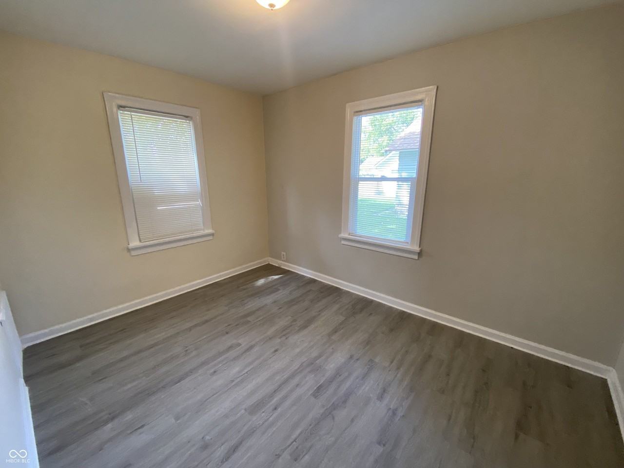 1464 N Gladstone Ave - Photo 7 of 14